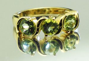 sortija mujer oro 14 k con verdes peridotos