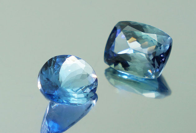 Piedra azul violacea .Tanzanita ideal para anillo de aniversario